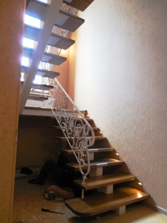 Лестница на монокосоуре белая